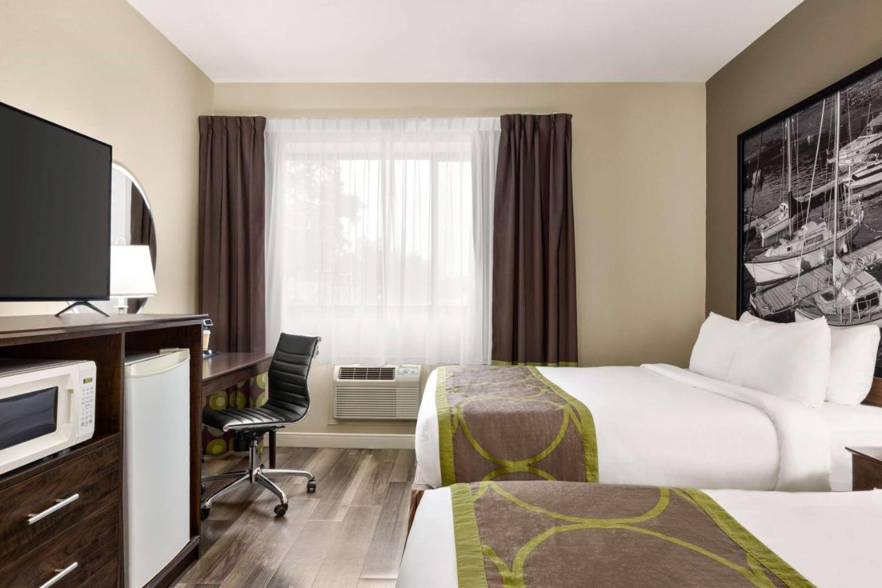 Hotel Super 8 By Wyndham Sarnia On Exteriér fotografie