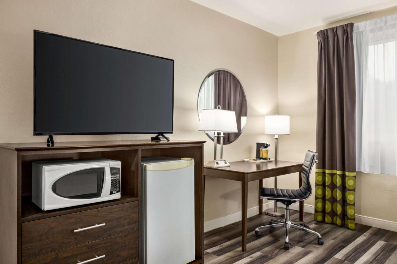 Hotel Super 8 By Wyndham Sarnia On Exteriér fotografie
